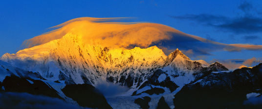 梅里雪山（云南省迪庆藏族自治州德钦县境内雪山）