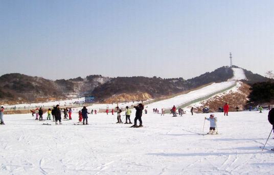 沈阳白清寨滑雪场