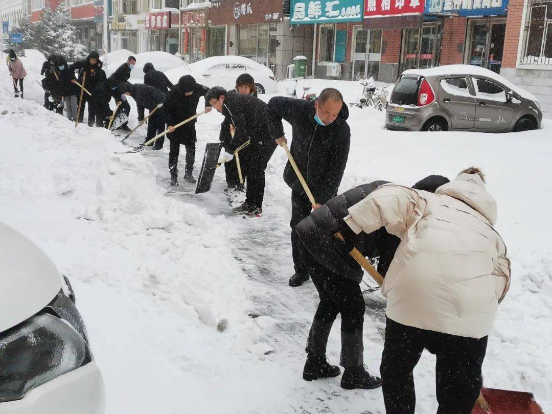 通辽市民早起发现积雪堆到二楼，当地居民需要怎样的帮助？