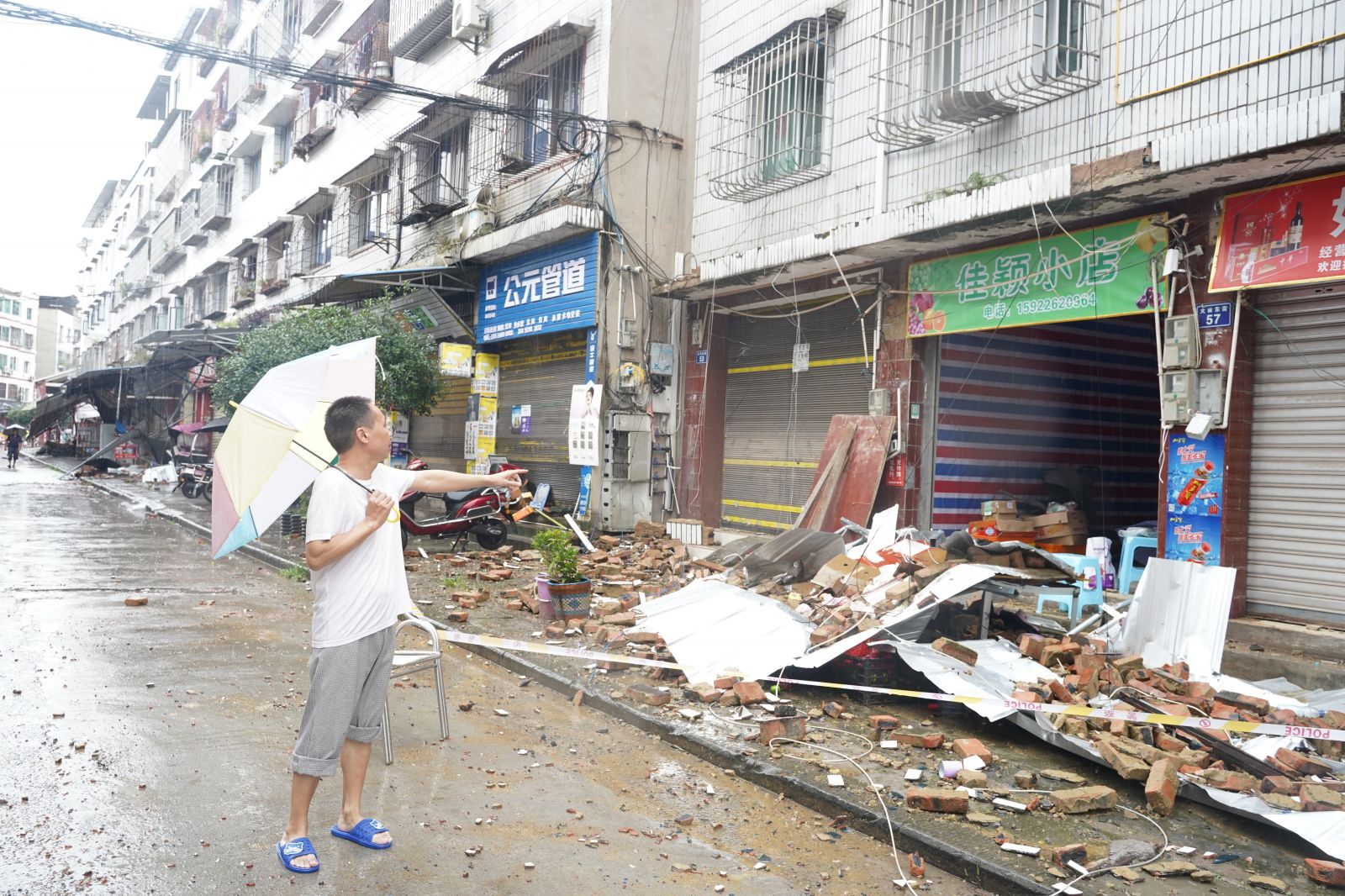 泸县地震后又降雨，老师用棉被裹紧孩子，这名老师有多尽责？