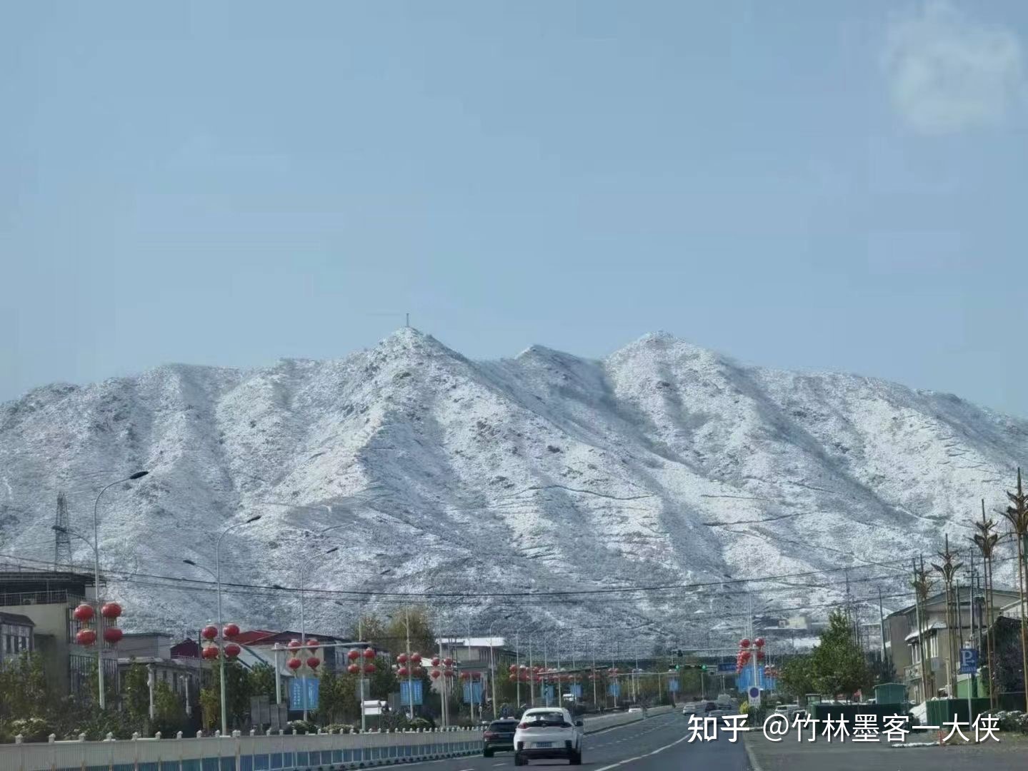 石家庄一夜大雪后惊现雪山，从市区就可以看到，到底有多震撼？