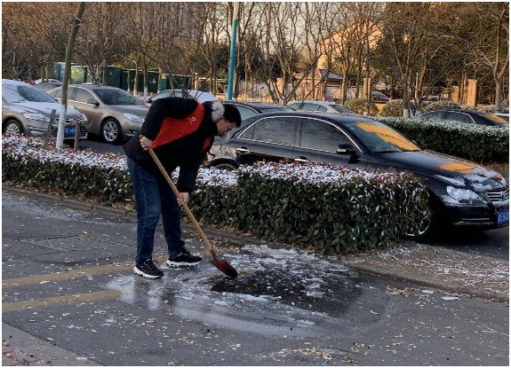 洛阳气温骤降，两名小伙披棉被骑车，他们的精神是否值得我们敬佩？