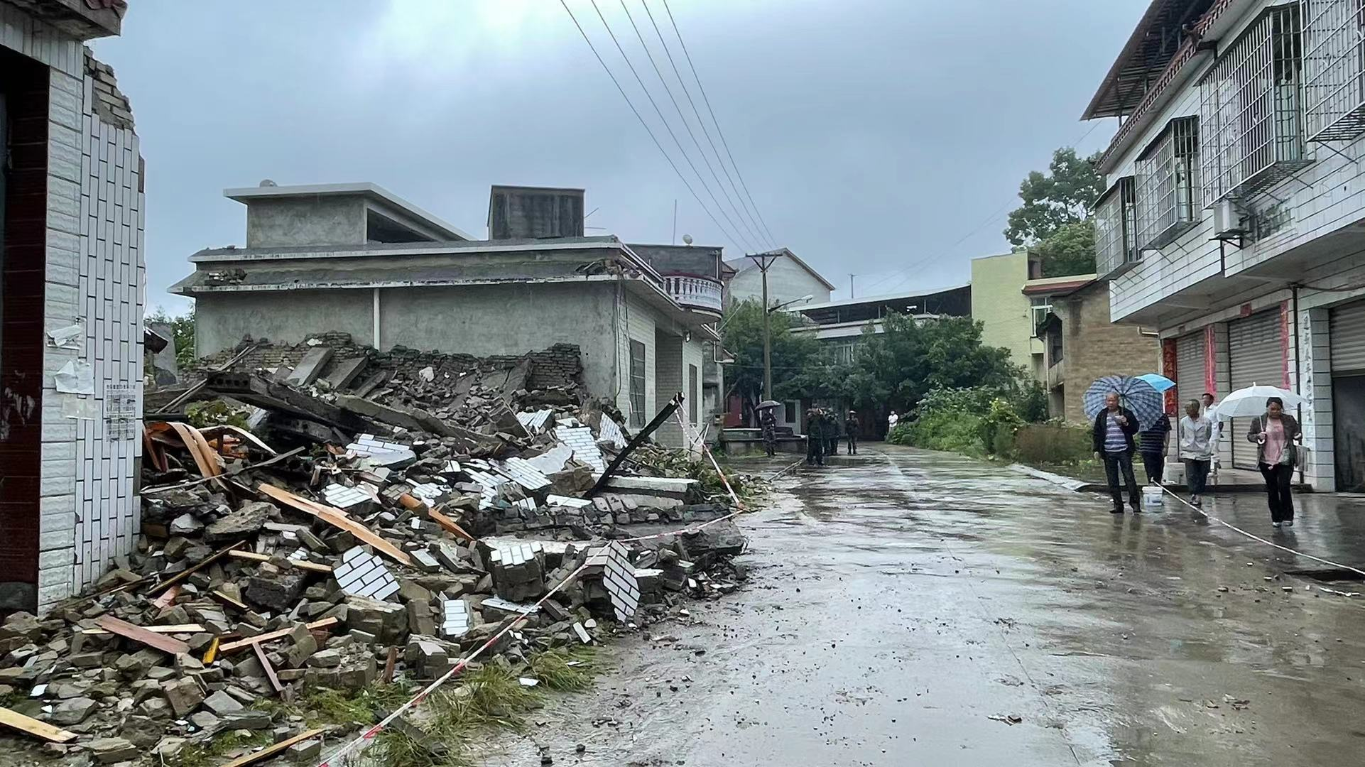 泸县地震后又降雨，老师用棉被裹紧孩子，这名老师有多尽责？