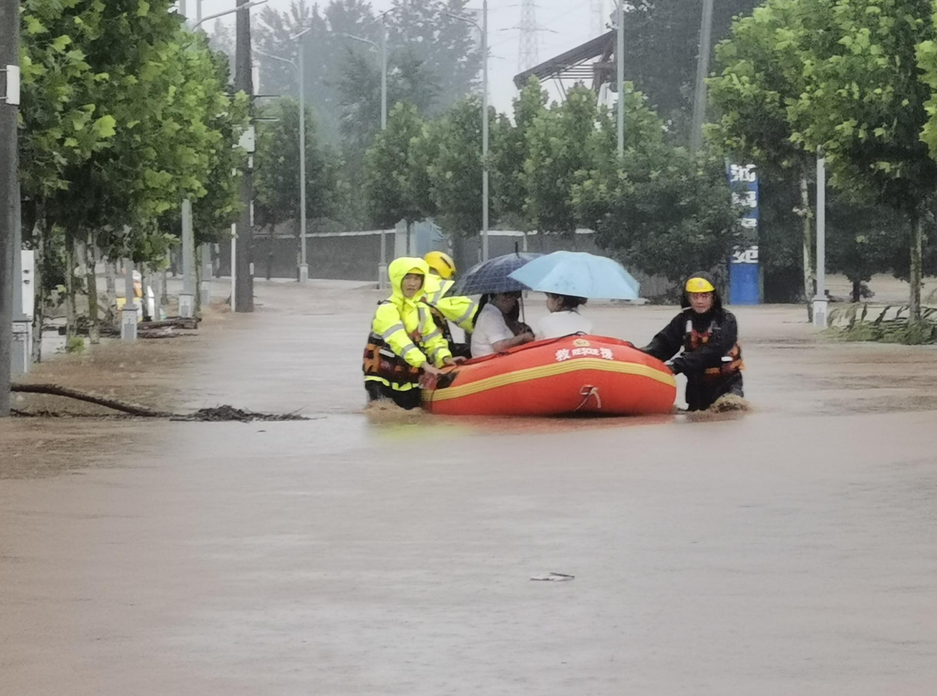 郑州的雨势再次加强了，这次暴雨预计何时才能停？