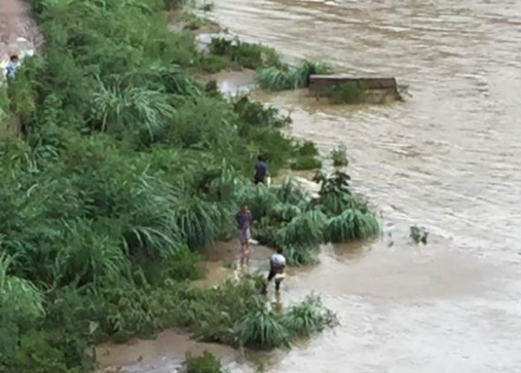 青岛一水库泄洪，群众河道扎堆捕鱼，其行为存在哪些安全隐患？