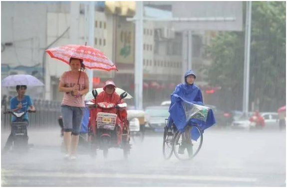 洛阳气温骤降，两名小伙披棉被骑车，他们的精神是否值得我们敬佩？