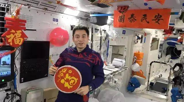 航天员零点钟声送祝福，他们三人在太空是如何过年的？