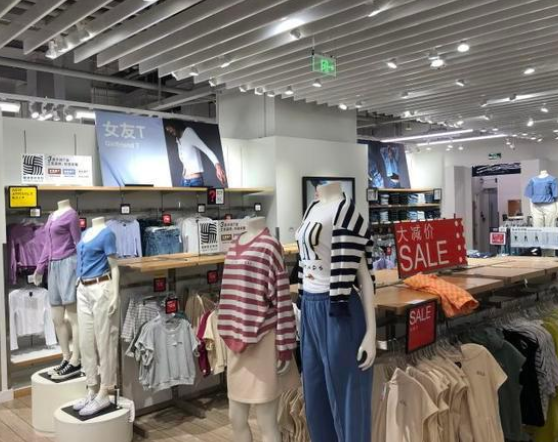 服饰巨头GAP清仓撤店，连灭火器都卖，是怎么回事？