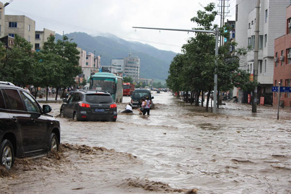 甘陕晋遭受强降雨多个景点关闭，此次强降雨会持续多久？