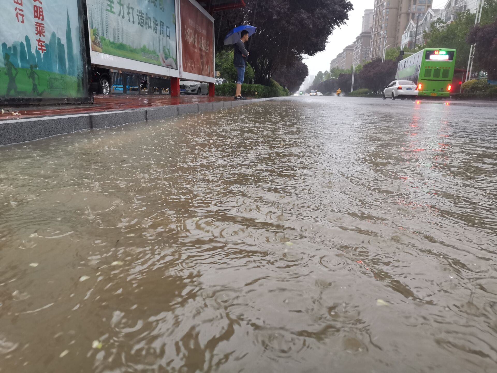 郑州的雨势再次加强了，这次暴雨预计何时才能停？