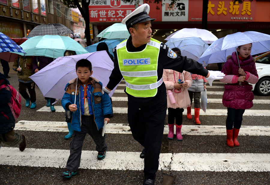 交警上班吃早饭被举报，网友却对这种行为表示理解，对此你怎么看？