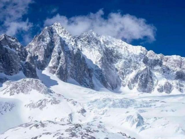 石家庄一夜大雪后惊现雪山，从市区就可以看到，到底有多震撼？