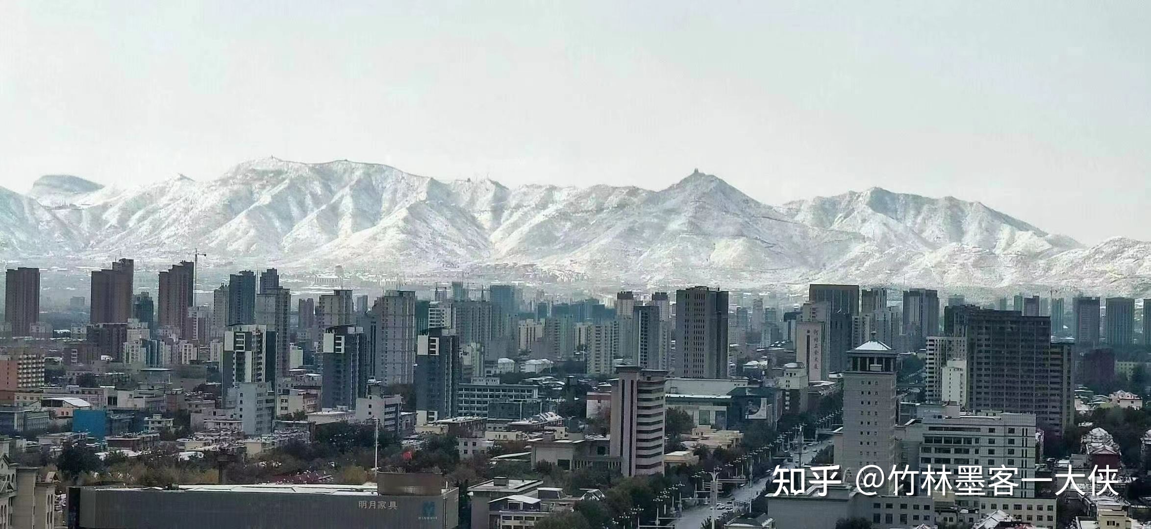 石家庄一夜大雪后惊现雪山，从市区就可以看到，到底有多震撼？