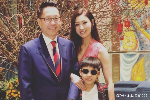 李嘉欣母子共浴惹争议，姿势娴熟辣眼睛，女明星都这么开放吗？