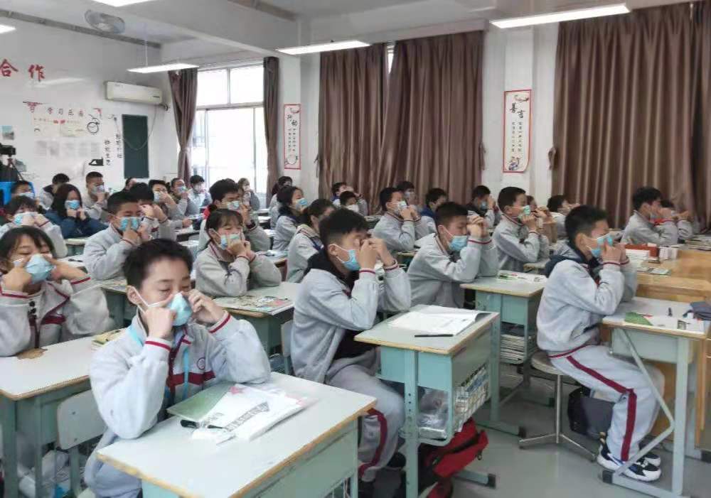 美国一小学老师摘口罩朗读传染半个班，你如何看待此事？