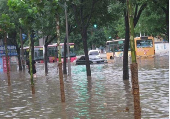 河南暴雨成灾，各方紧急救援，河南为何成为全国强降雨中心？