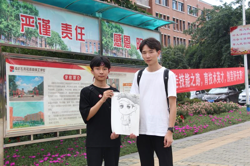 杭州一高校毕业生花一百小时为辅导员画表情包，你如何看待这位学生的做法？