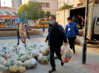 沪男子扛麻袋狂买5小时，商品摆满地，此男子为何会有这样的举动？