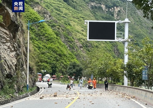 四川泸定6.8级地震亲历者：路面波浪形抖动，通过此事我们该反思什么？