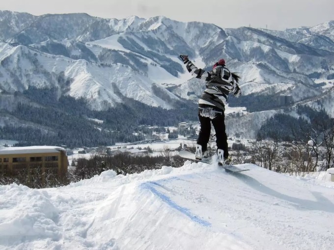 在本轮寒潮中，为何南方降雪比北方明显？