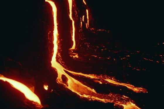 在喷发的火山旁边烤香肠，这种行为究竟有多危险？