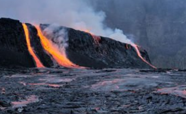 在喷发的火山旁边烤香肠，这种行为究竟有多危险？