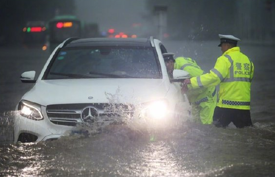 郑州暴雨，一高校救助近50辆受困车，此高校是怎么做到的？