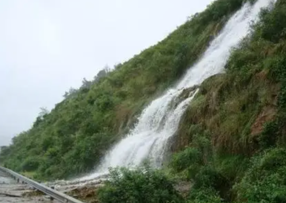 暴雨中发现山上泥石流来临逃生时应该怎么做