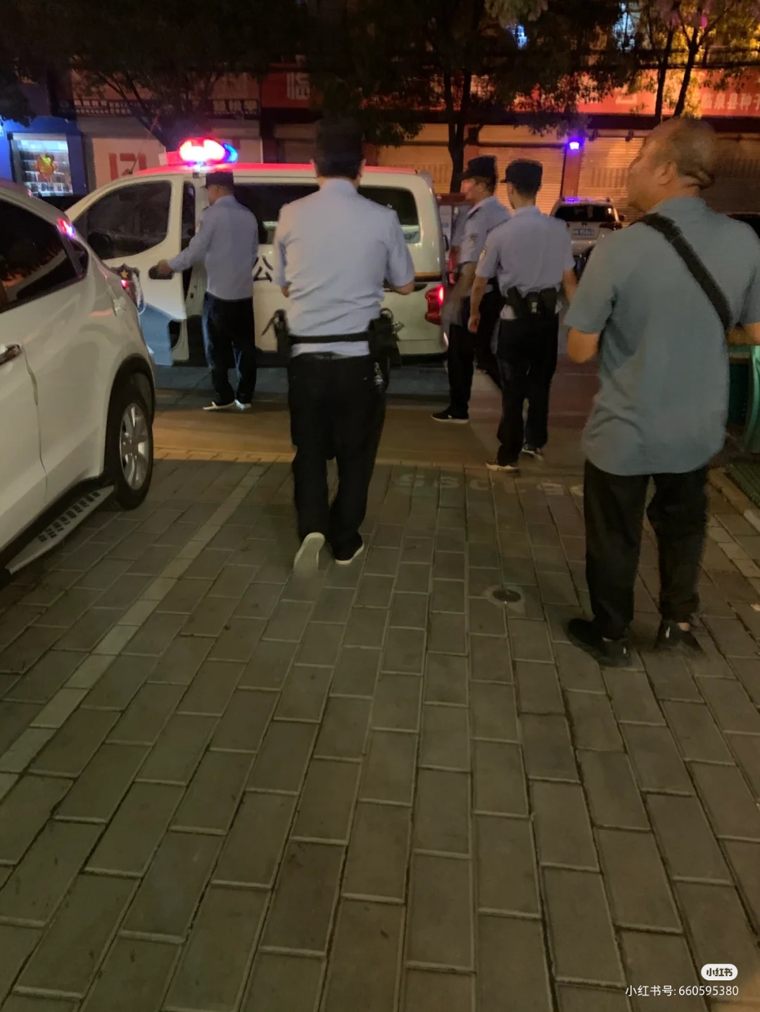 3小偷开庆功宴，偶遇吃宵夜民警被抓，后果如此严重，为何还会有人偷窃？