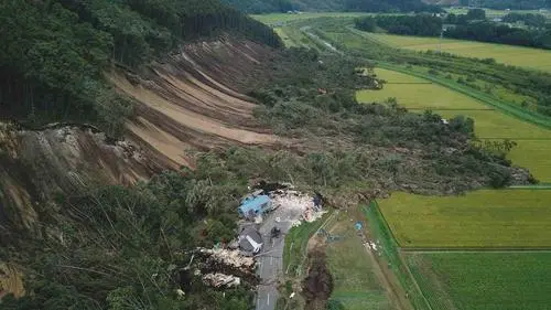 卫星图对比震中前后：多处山体滑坡！给当地交通造成了哪些影响？