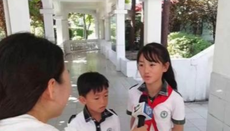 小学生遛狗捡到26万，他是怎么做的？