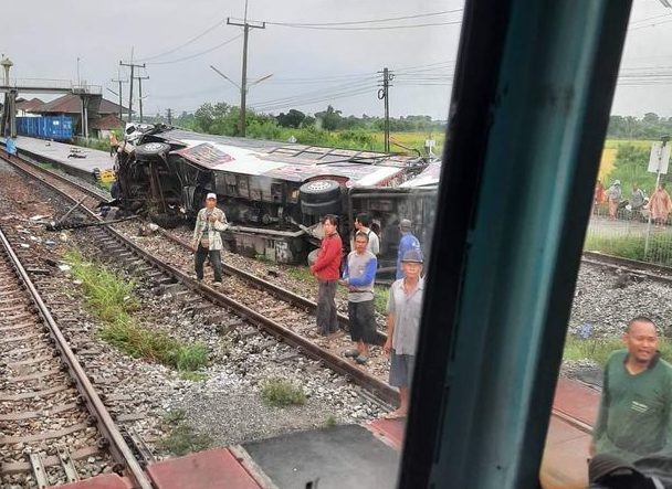 泰国汽车遭火车撞翻，有无造成人员伤亡？