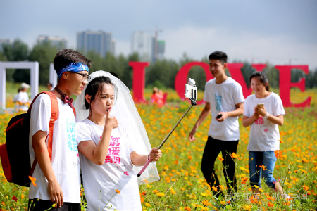 女孩子经常趴在一个男孩子身上代表什么