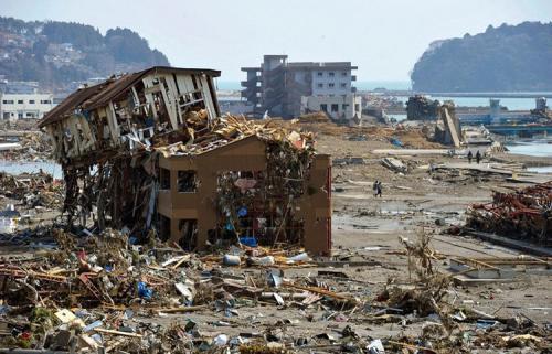 青海发生7.4级地震，共记录到余震100多次，当地采取了什么救援举措？