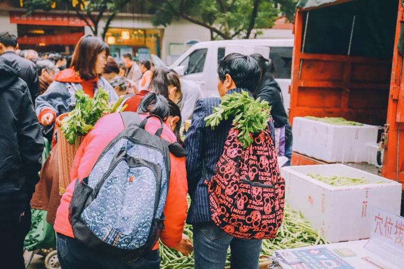 南宁一大妈超市买洋葱挨个剥皮减重，超市是否有权制止该行为？