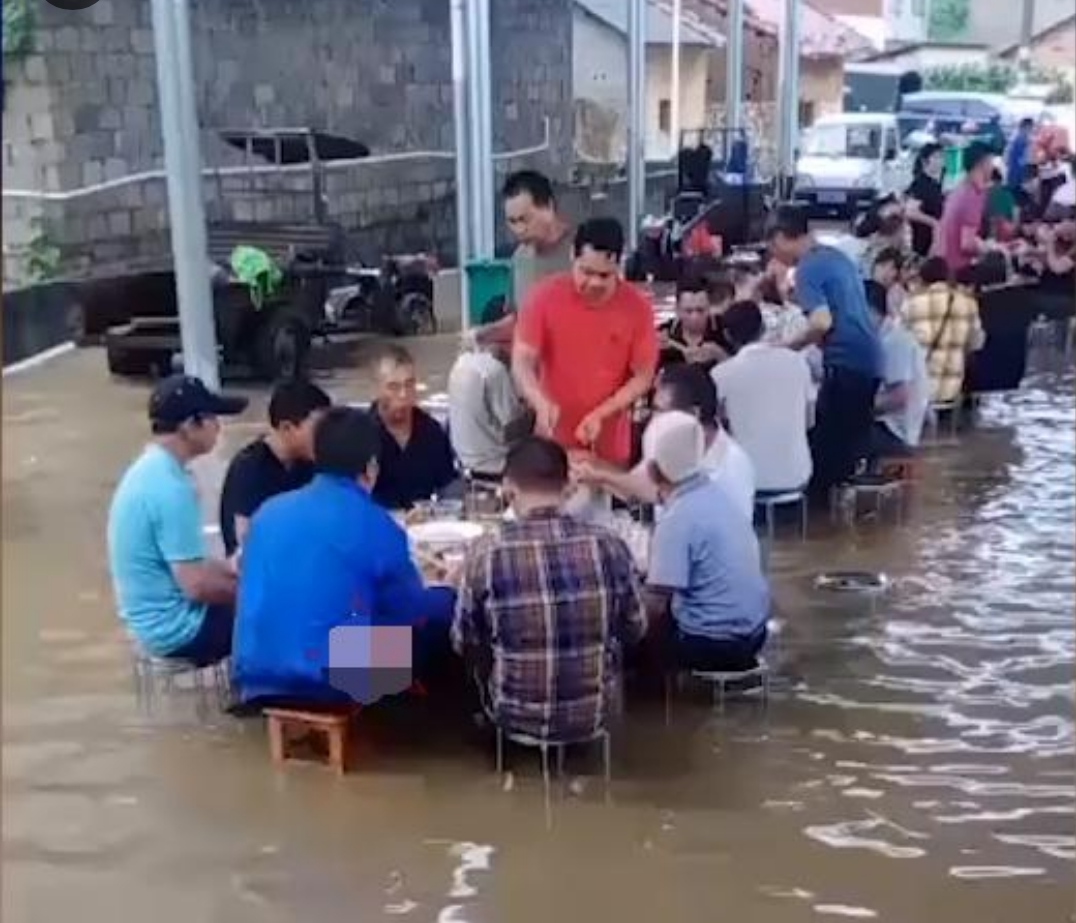 四川暴雨食客积水中淡定吃饭，谈笑风生，此举有何风险？