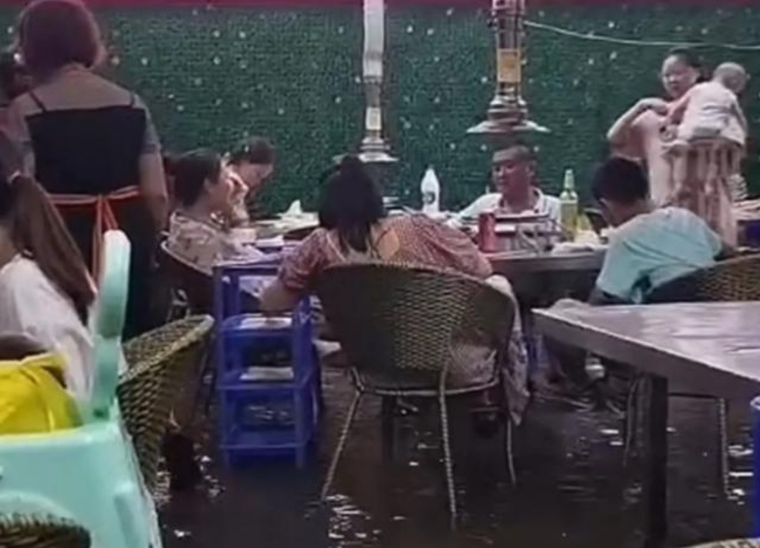 四川暴雨食客积水中淡定吃饭，谈笑风生，此举有何风险？