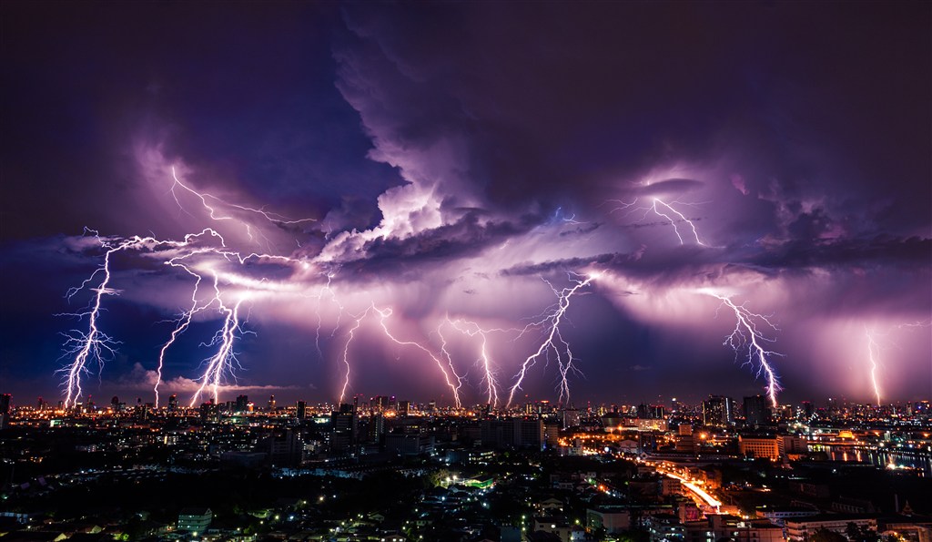 英国3人自拍遭雷击，事发时在树下避雨，引雷的是手机还是大树？