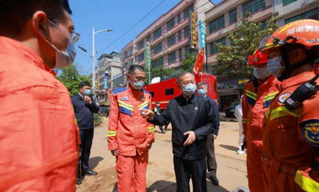 长沙自建房事故被困女孩对救援人员说没事我不哭，此举对救援工作有何帮助？