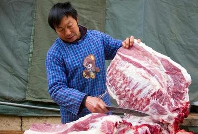 湖南一男子因杀年猪接触生猪肉住进ICU，病发的原因是什么？