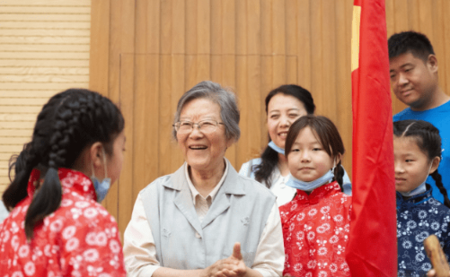 把山区孩子送上冬奥舞台的邓老师走了，你知道哪些关于这位老师的故事？