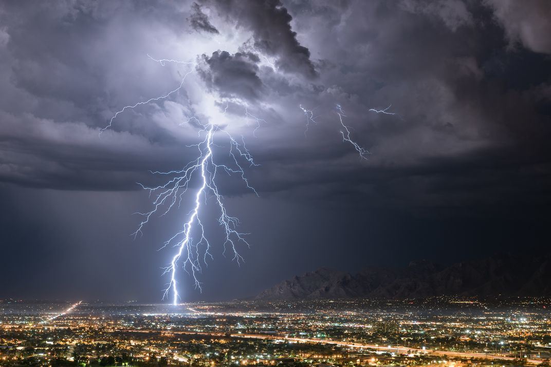 英国3人自拍遭雷击，事发时在树下避雨，引雷的是手机还是大树？