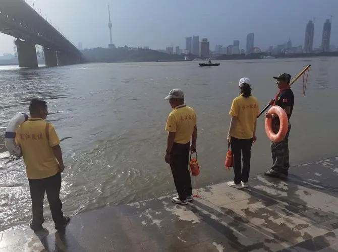 太危险！宜宾上千市民长江边戏水，存在哪些安全隐忧？