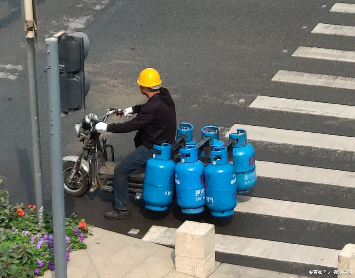 绍兴闹市区一快餐店发生爆炸，员工被炸飞，煤气爆炸的威力到底有多大？