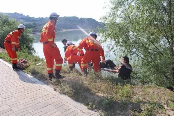 山西汾阳一游客在景区游玩时不慎坠亡，这场悲剧是否可以避免？