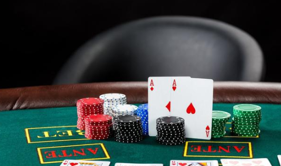 德州扑克中大盲位和小盲位是什么意思？