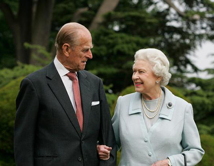 丈夫葬礼上94岁英女王车内抹泪，菲利普亲王比英女王大多少岁？