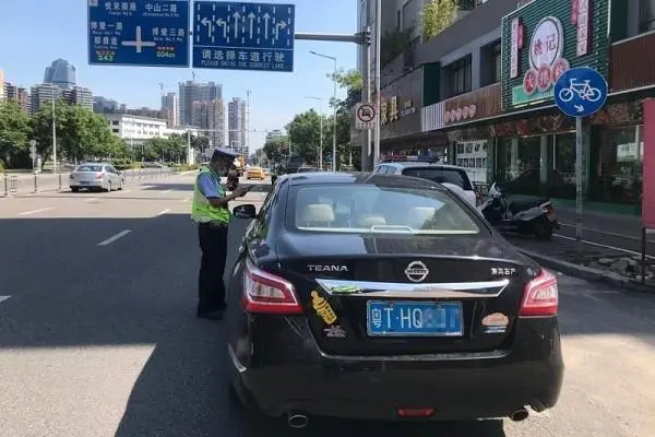 南京女子违停9小时反咬交警乱拖车：我就停了两三分钟，如何看待她的做法？