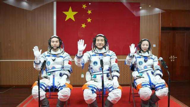 出差三人组太空拜年来了，宇宙级的祝福你收到了吗？