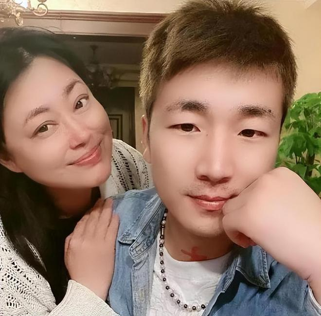 李菁菁90后丈夫入赘7年后净身出户，他们为什么会走到离婚的地步？